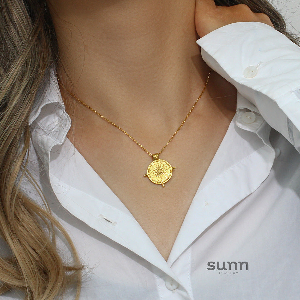 Ameliana Gold Sun Compass Necklace [E7KAU40O]
