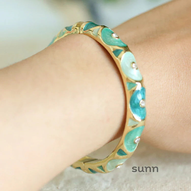 Amellia Enamel Eye Bangle