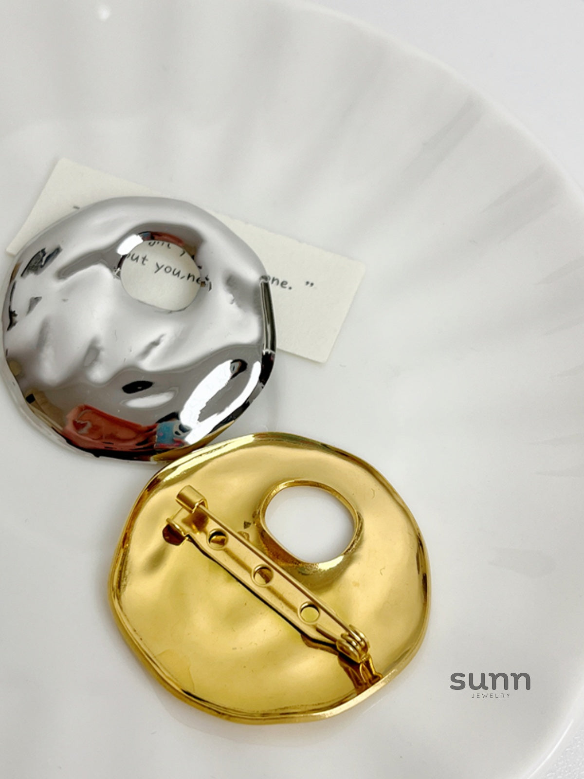 Amelya Water Ripple Brooch [J25K3GXW]