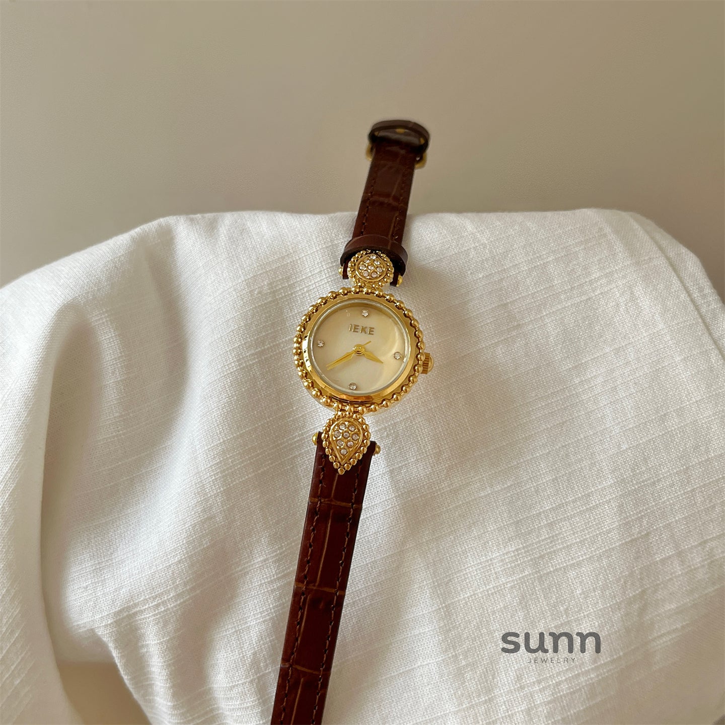 Amia Mother-of-Pearl Watch [AKVM3ULN]