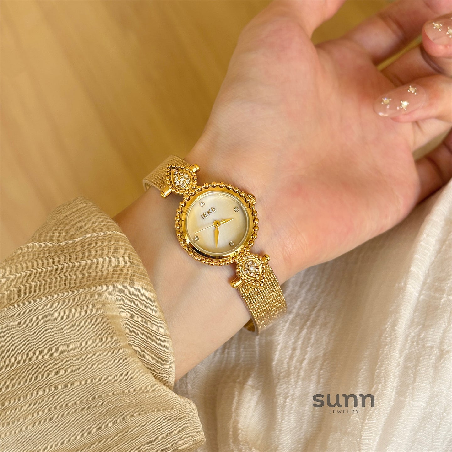 Amia Mother-of-Pearl Watch [TESSVQC1]