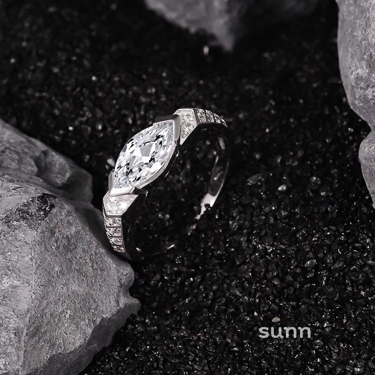 Amilliana Moissanite Horus Ring [O9ZO5S0C]