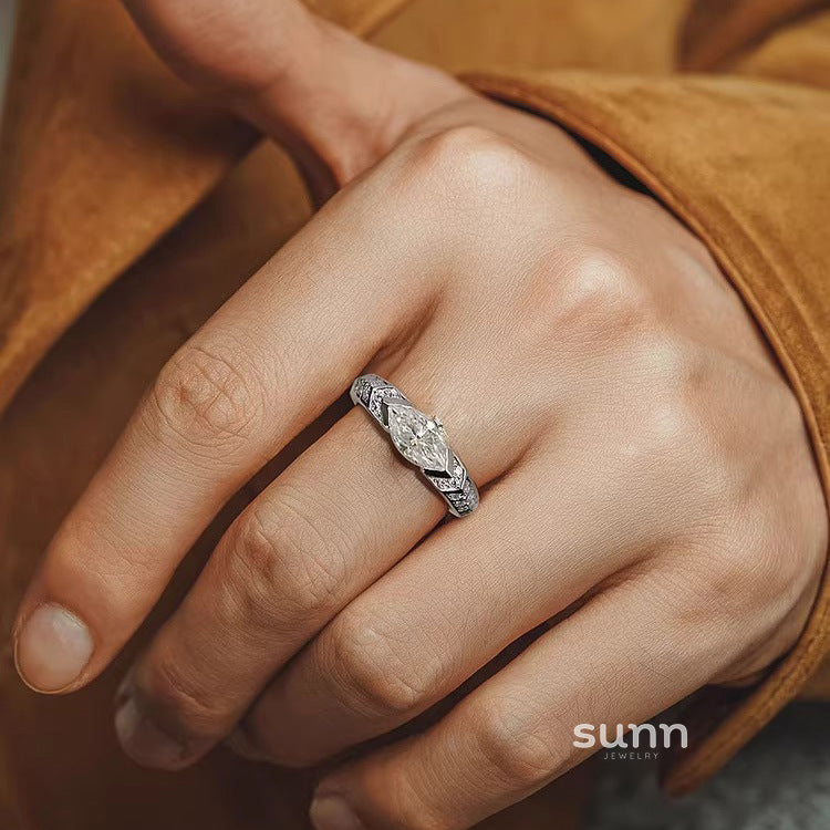 Amilliana Moissanite Horus Ring [V9X39EVT]