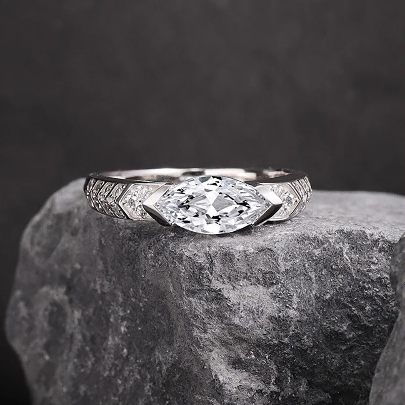 Amilliana Moissanite Horus Ring [V9X39EVT]