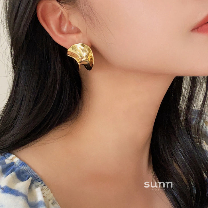 Amilya Sculptural Metal Hoops [HT418Z5D]