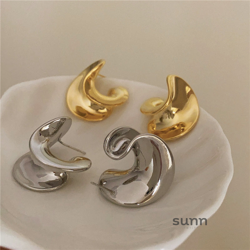 Amilya Sculptural Metal Hoops [94TVW21J]