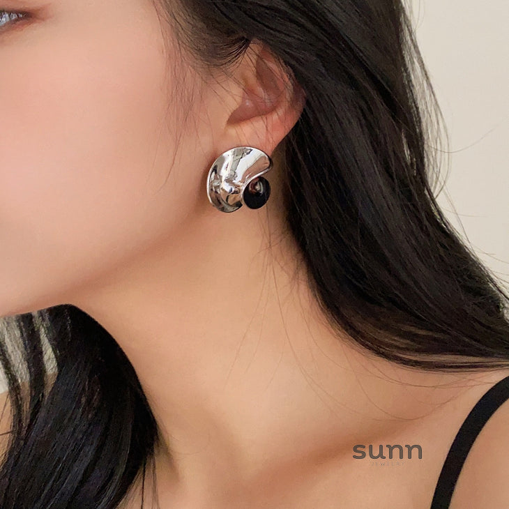Amilya Sculptural Metal Hoops [GO9184MJ]