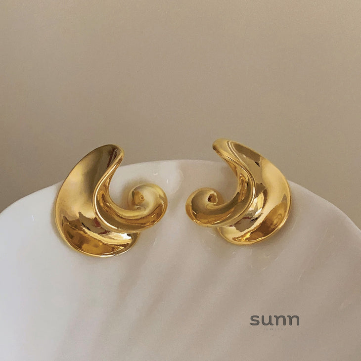 Amilya Sculptural Metal Hoops [T797GJT8]