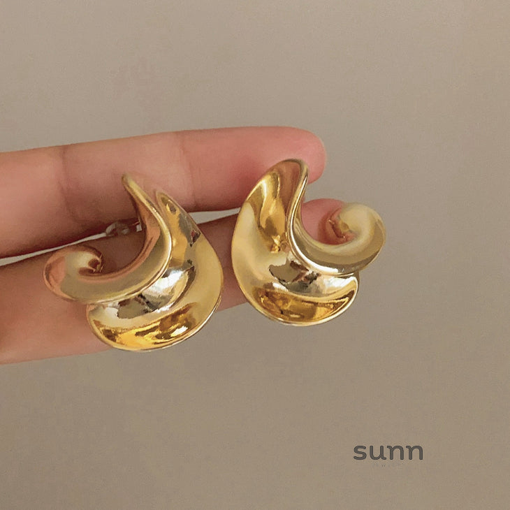 Amilya Sculptural Metal Hoops [HT61BZ4D]
