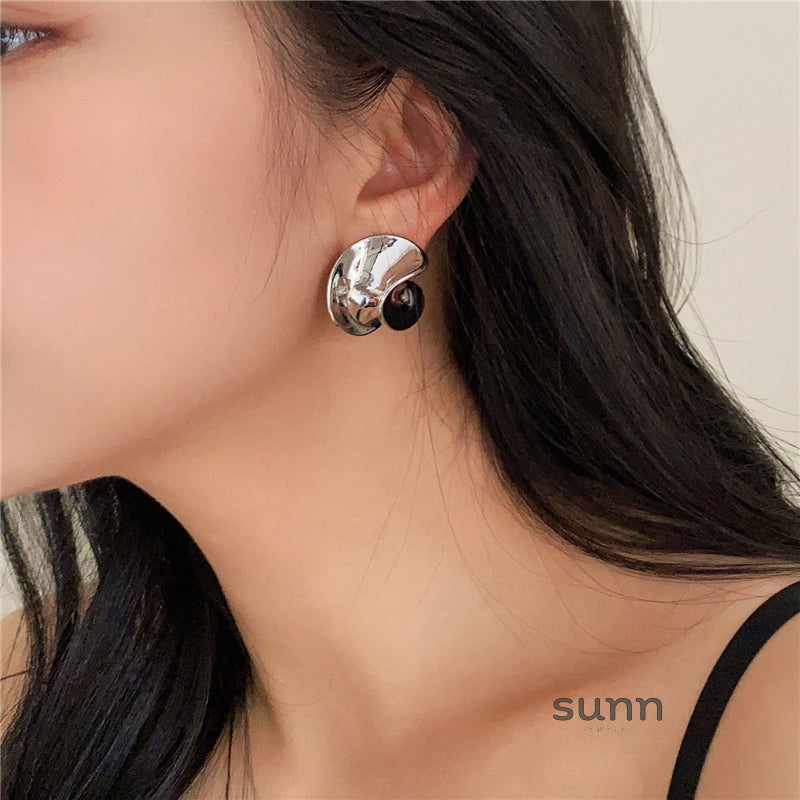 Amilya Sculptural Metal Hoops [8H1156HH]