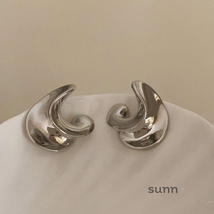 Amilya Sculptural Metal Hoops [B83BL61I]