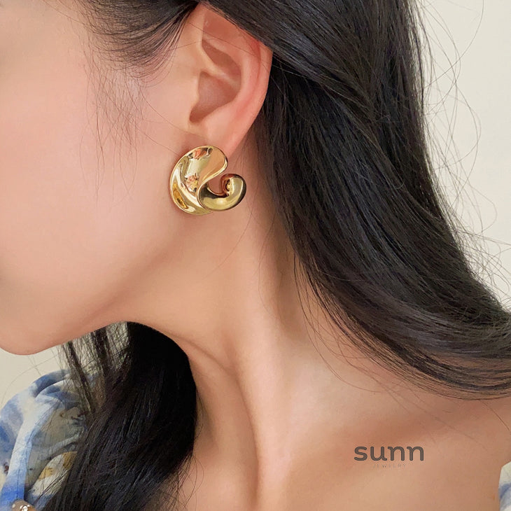 Amilya Sculptural Metal Hoops [6YYK6SFS]