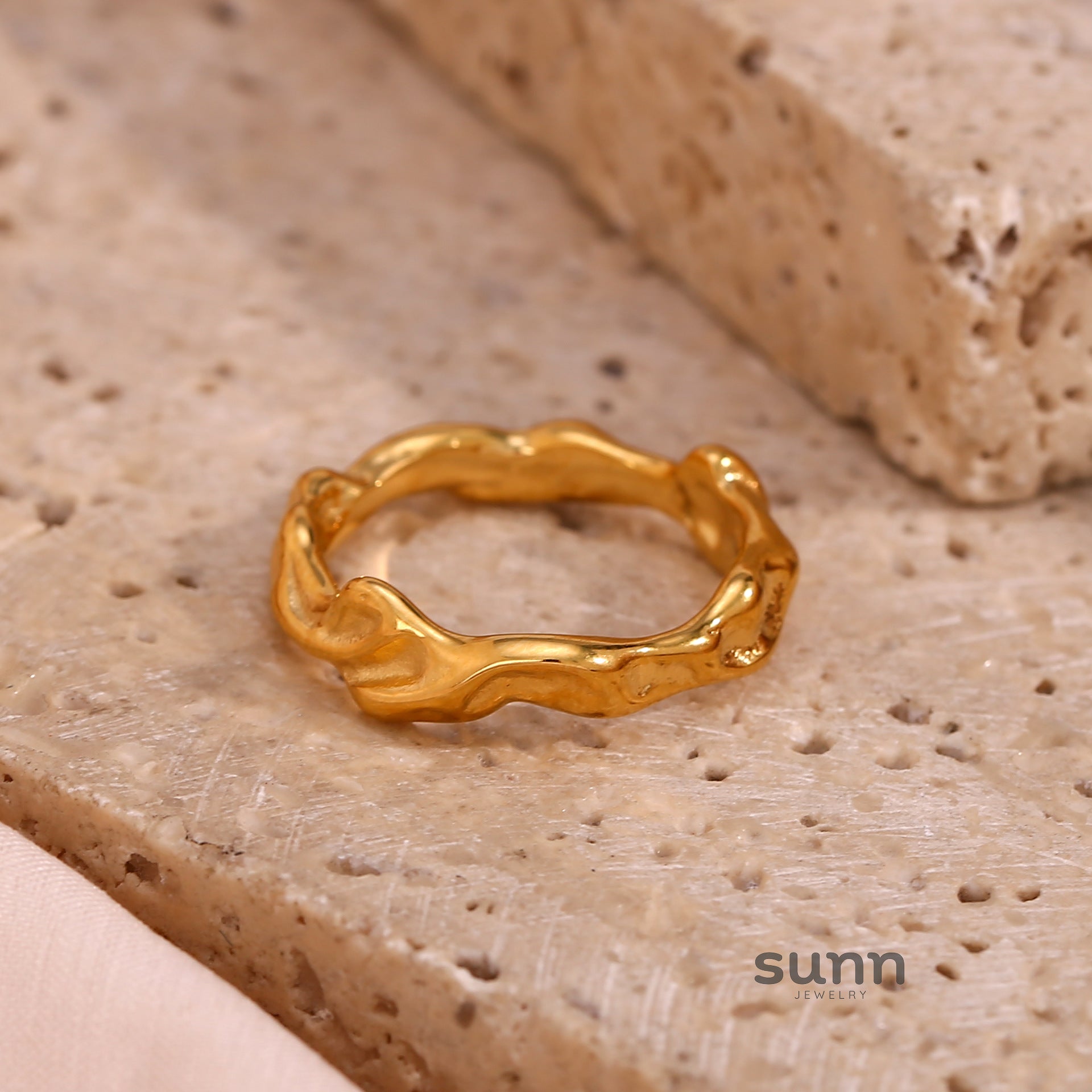 Amiyah Sculptural Gold Ring [IX9TRIPV]