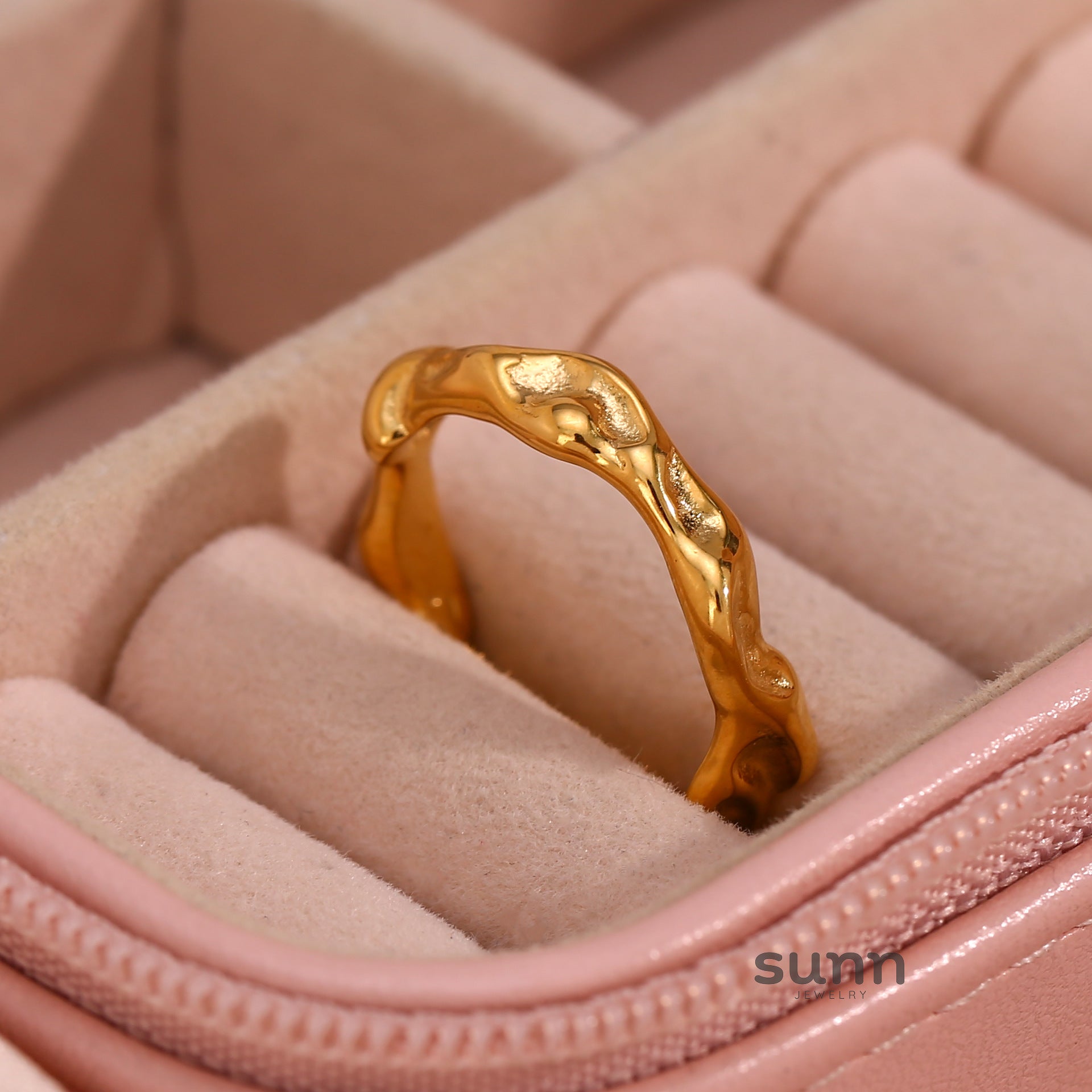 Amiyah Sculptural Gold Ring [1N6DJ41B]