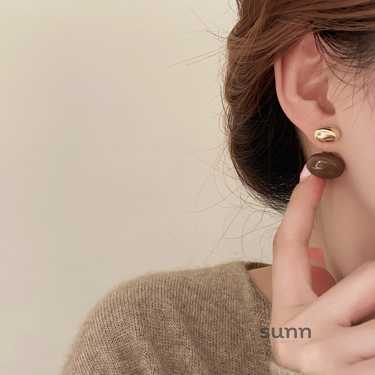 Amori Coffee Oval Glaze Earrings [KB0N3RKY]
