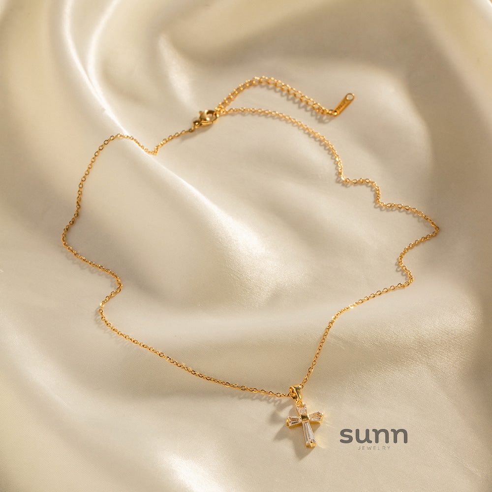 Amoura Gold Square Pendant Necklace [LZMD0UN8]