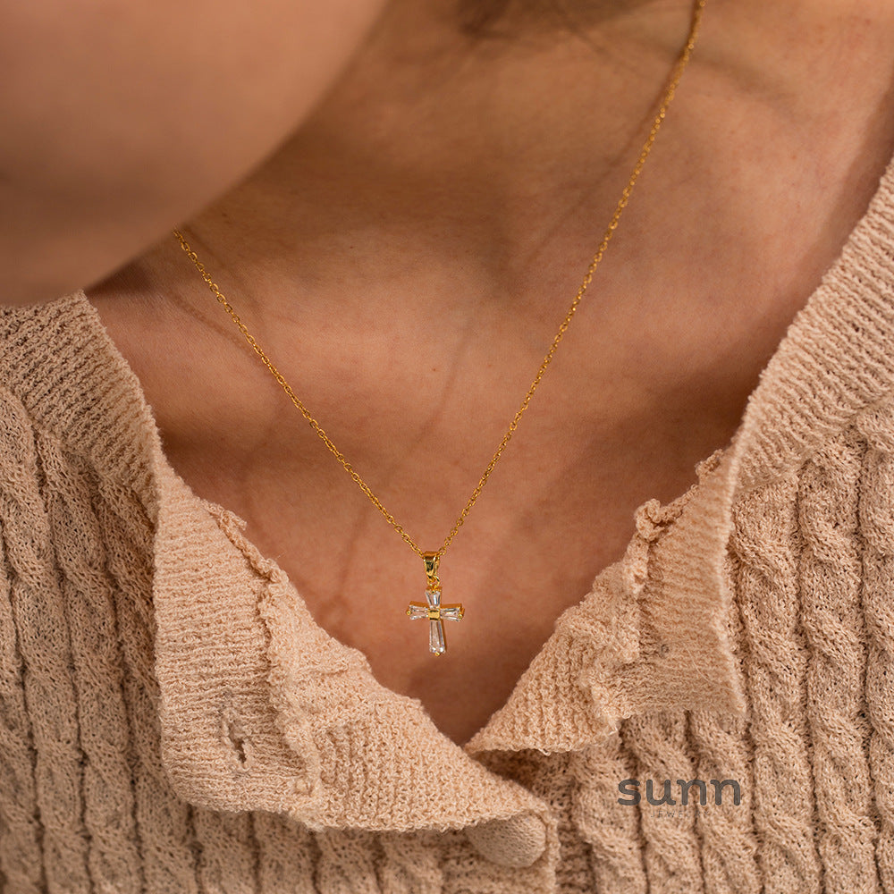 Amoura Gold Square Pendant Necklace [VW5028HL]