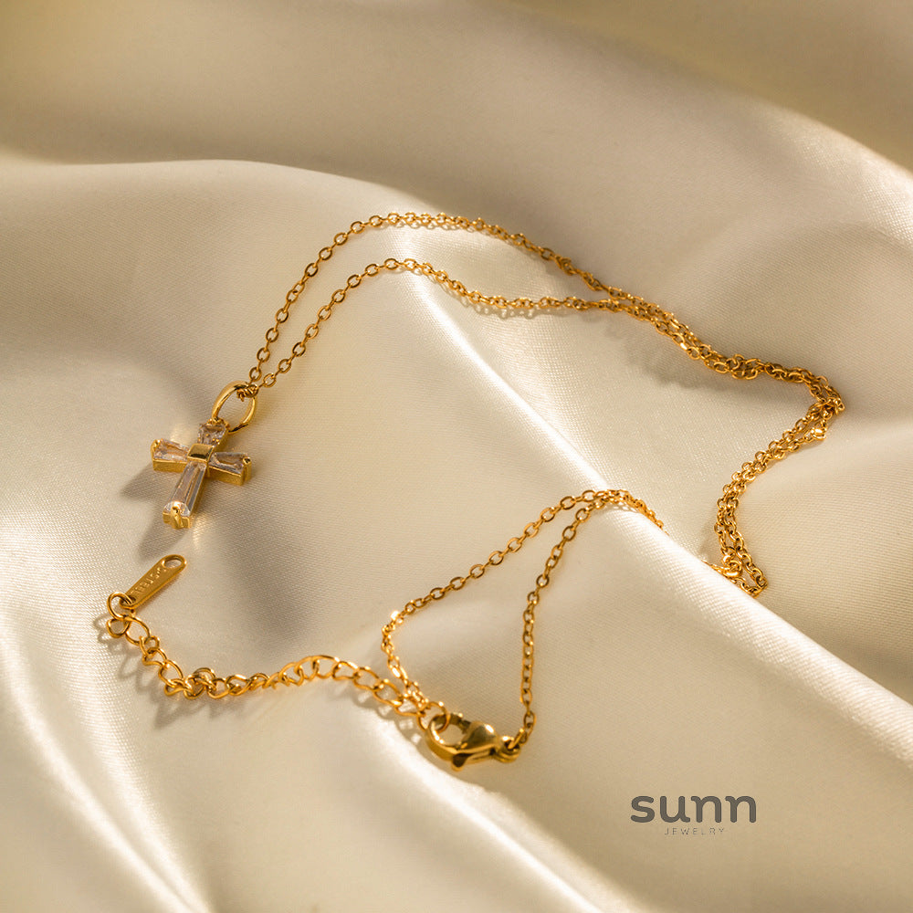 Amoura Gold Square Pendant Necklace [D6R0IS1S]