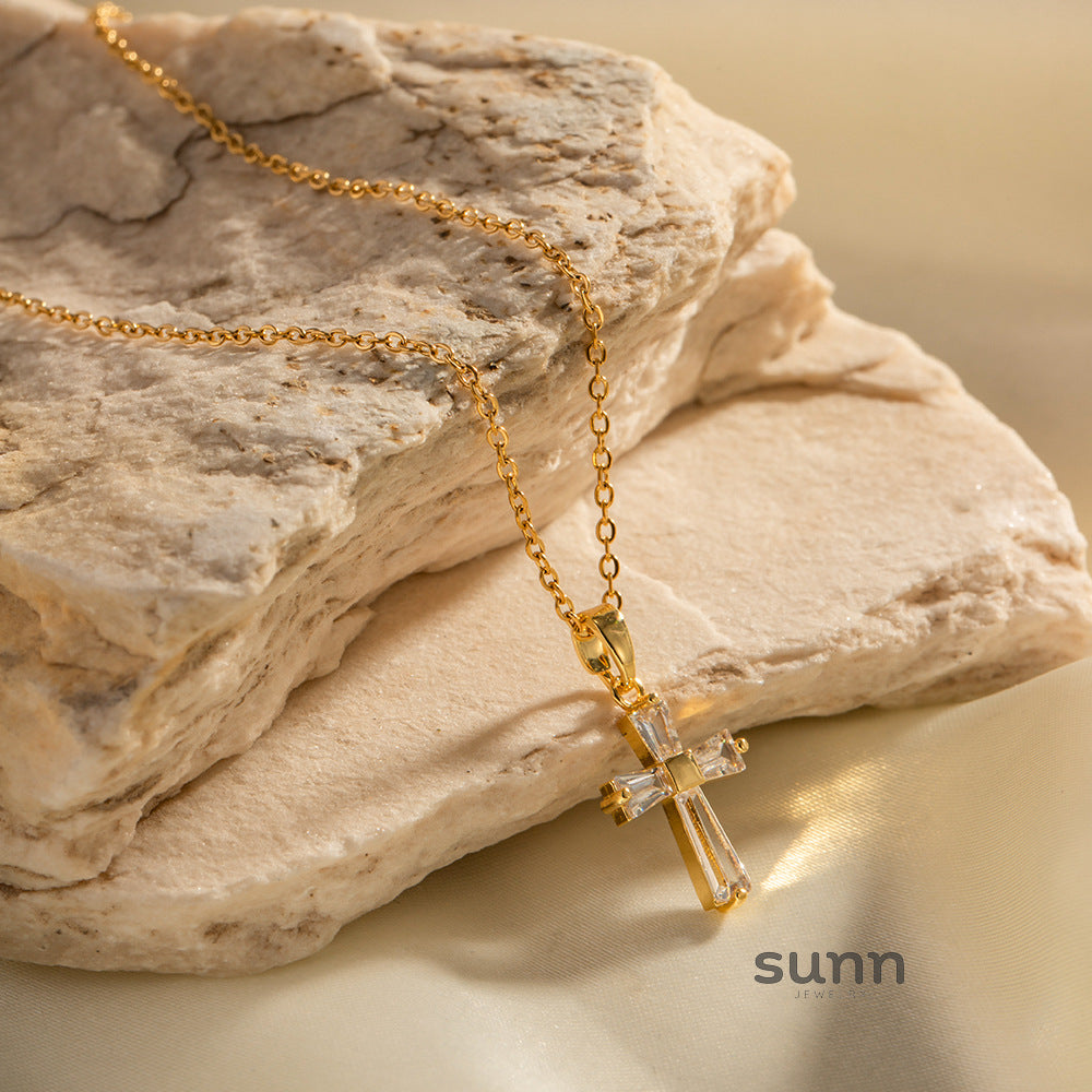 Amoura Gold Square Pendant Necklace [DOKSAYTS]