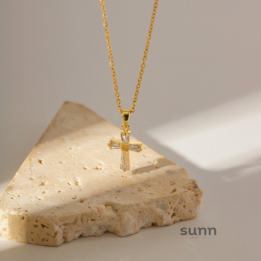 Amoura Gold Square Pendant Necklace [H29KWOP8]