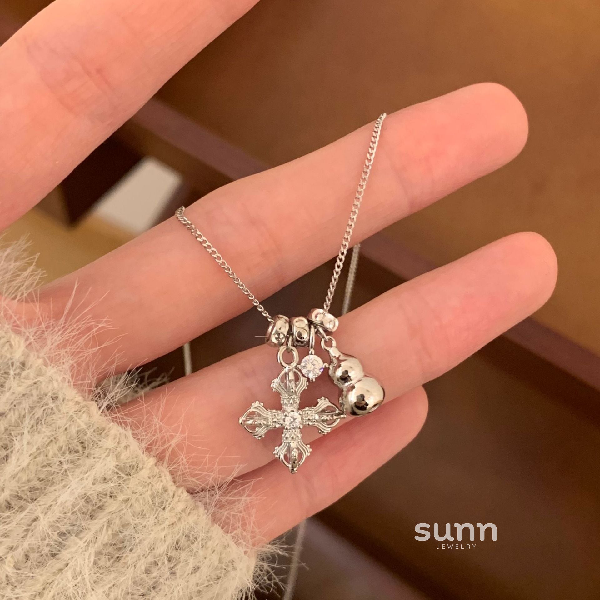 Amyla Sterling Silver Gourd Pendant Necklace [UF19Y9VC]