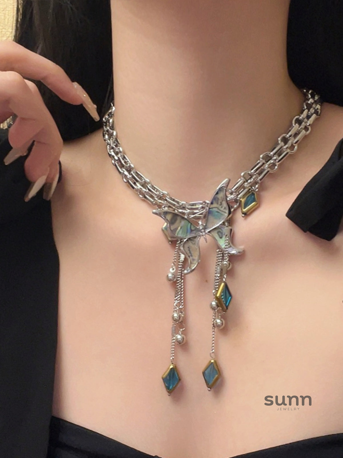 Amylah Chinoiserie Butterfly Necklace [K24O6DM3]
