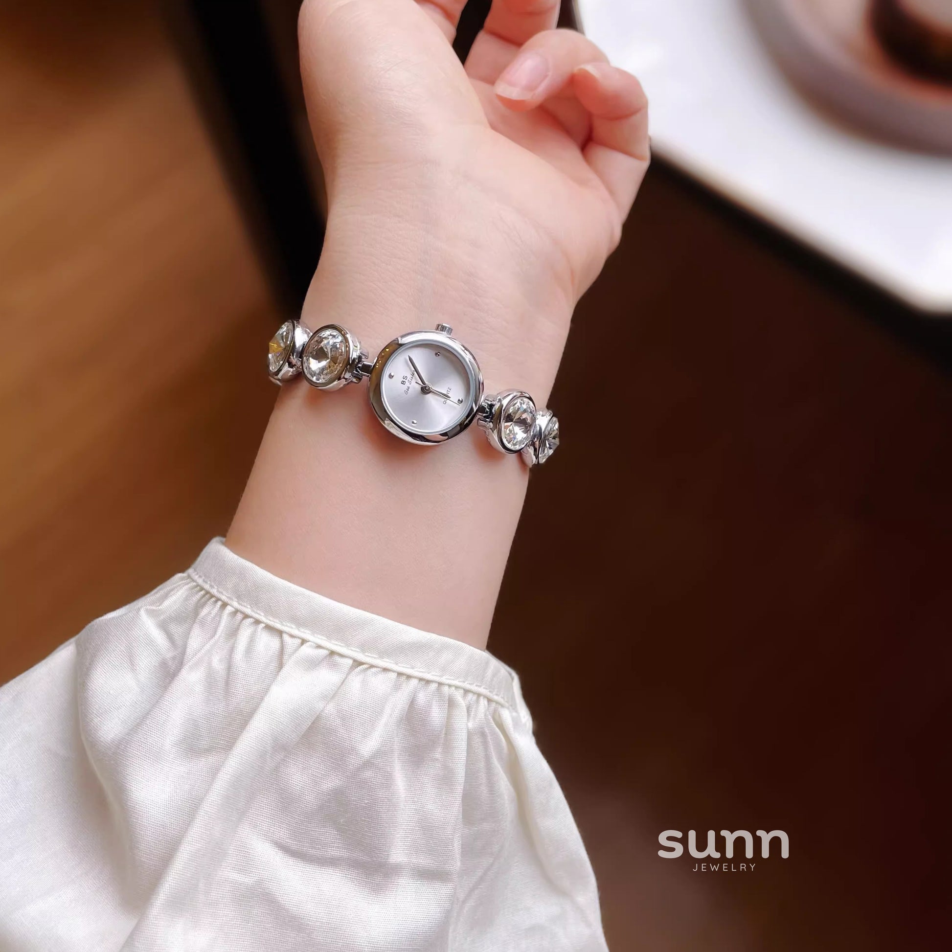 An Noble Gemstone Watch [J3QTW7ZQ]