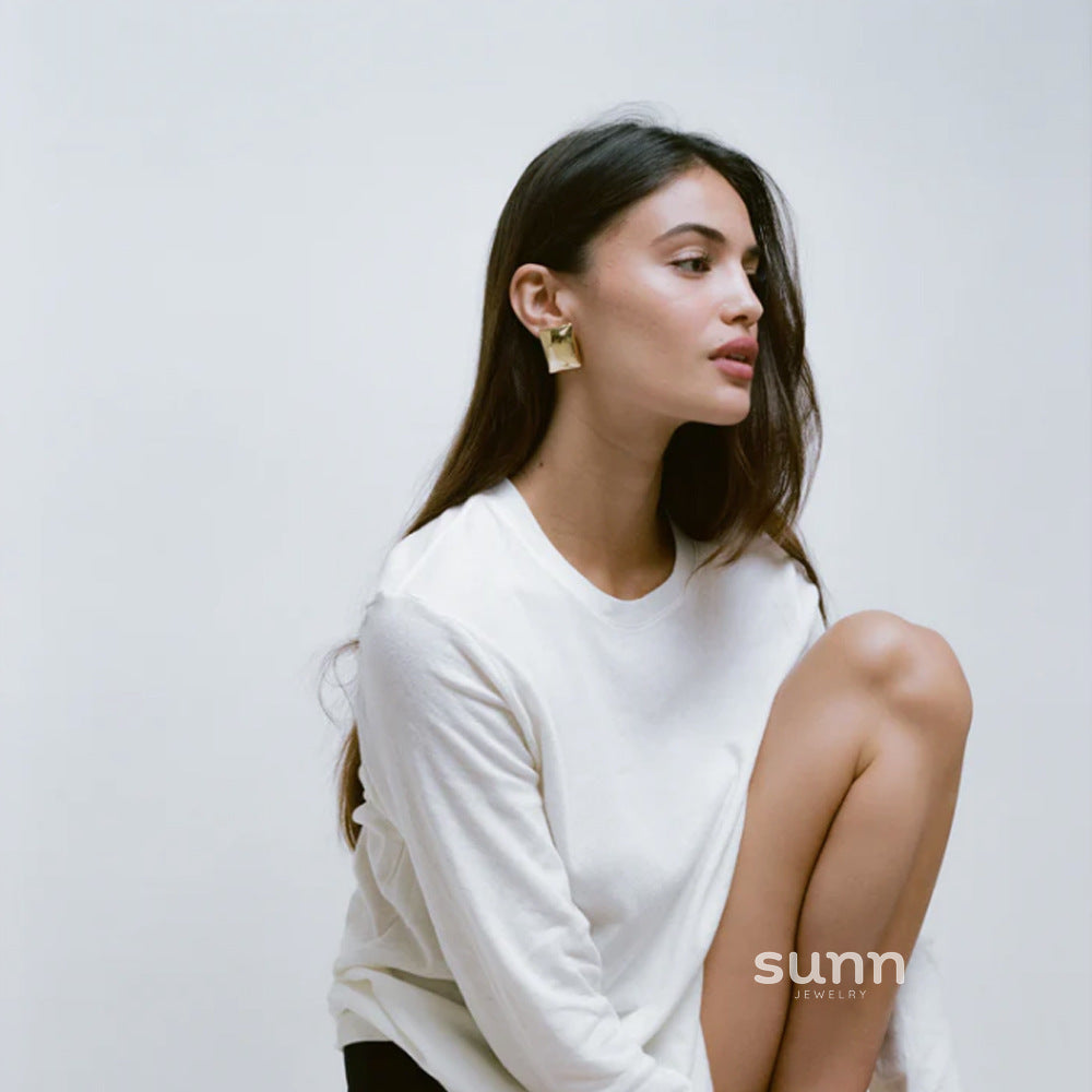 Anastazia Sleek Gold Earrings [NVCRVAGG]