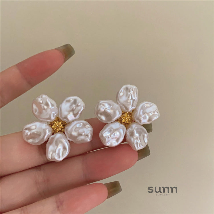 Andy Pearl Flower Earrings [XBURMNEZ]