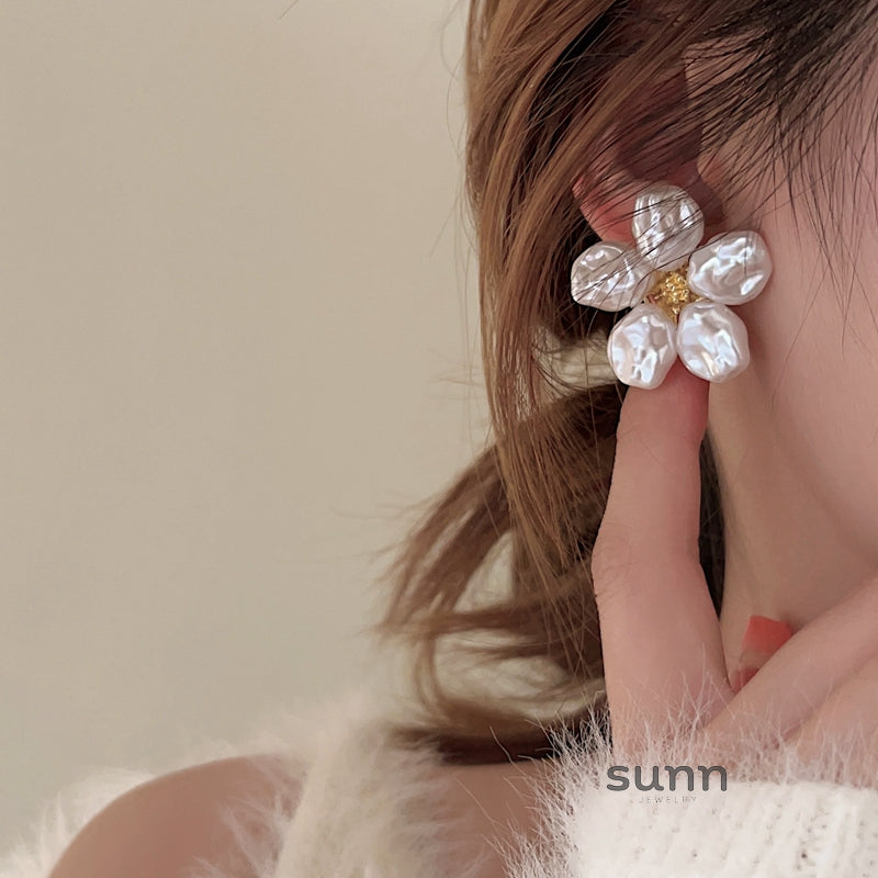 Andy Pearl Flower Earrings [L0DKBHF8]