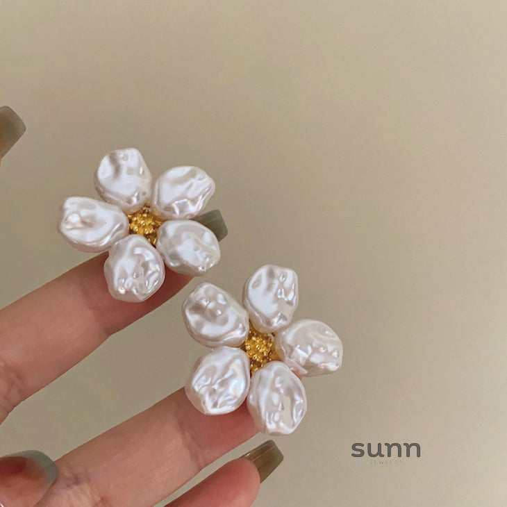 Andy Pearl Flower Earrings [3GZBAMEC]