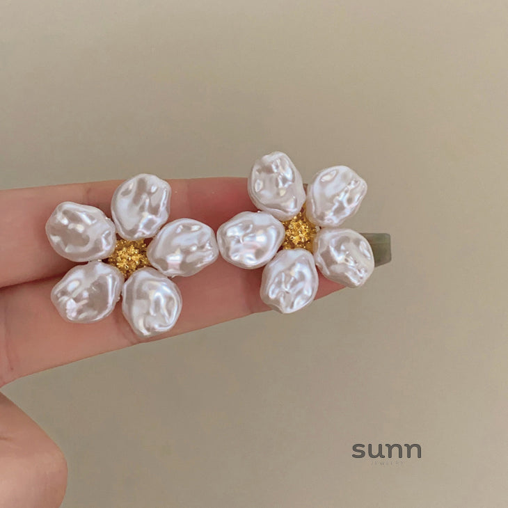 Andy Pearl Flower Earrings [KRUF5LQB]