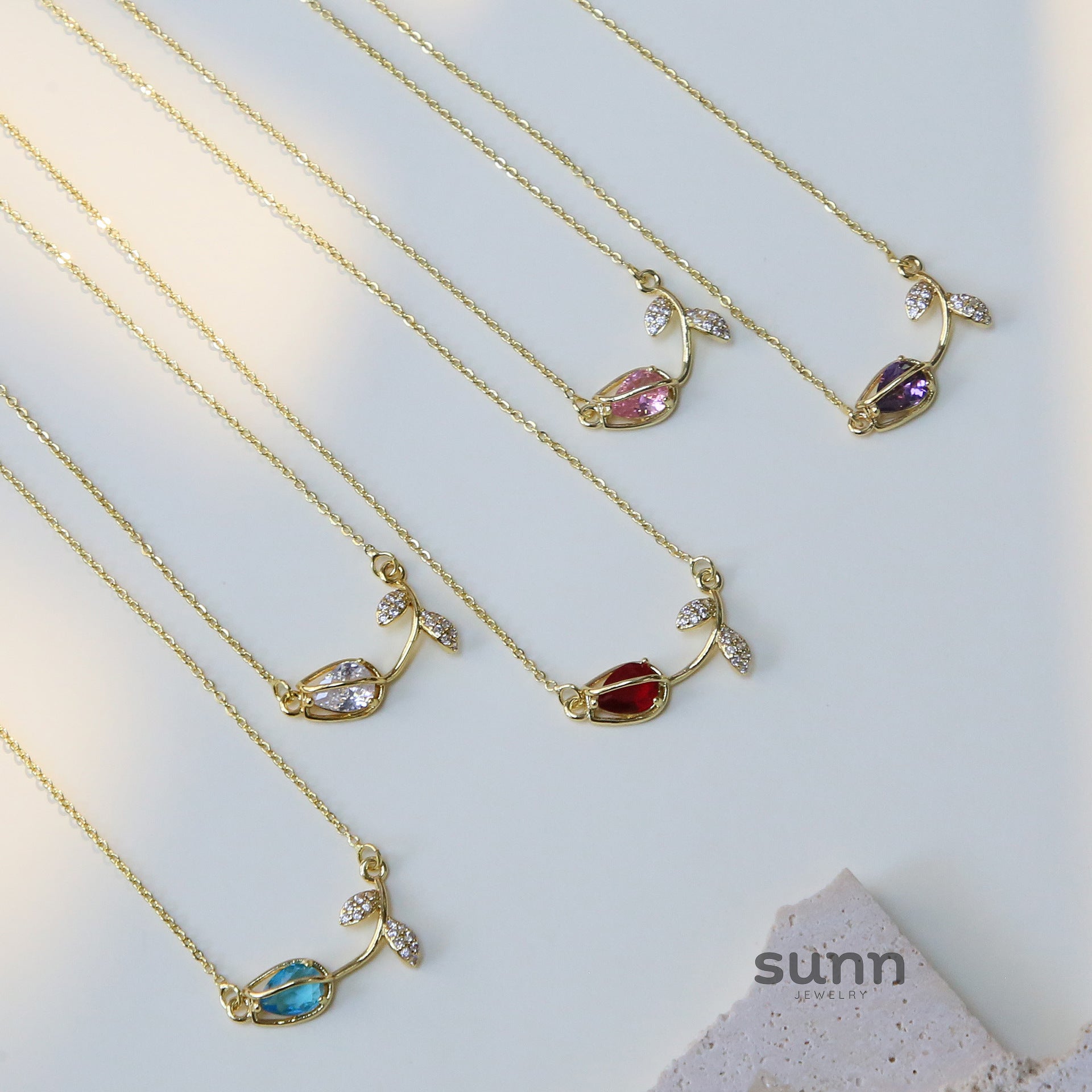Aniah Zircon Rose Necklace [RHOQLW9F]