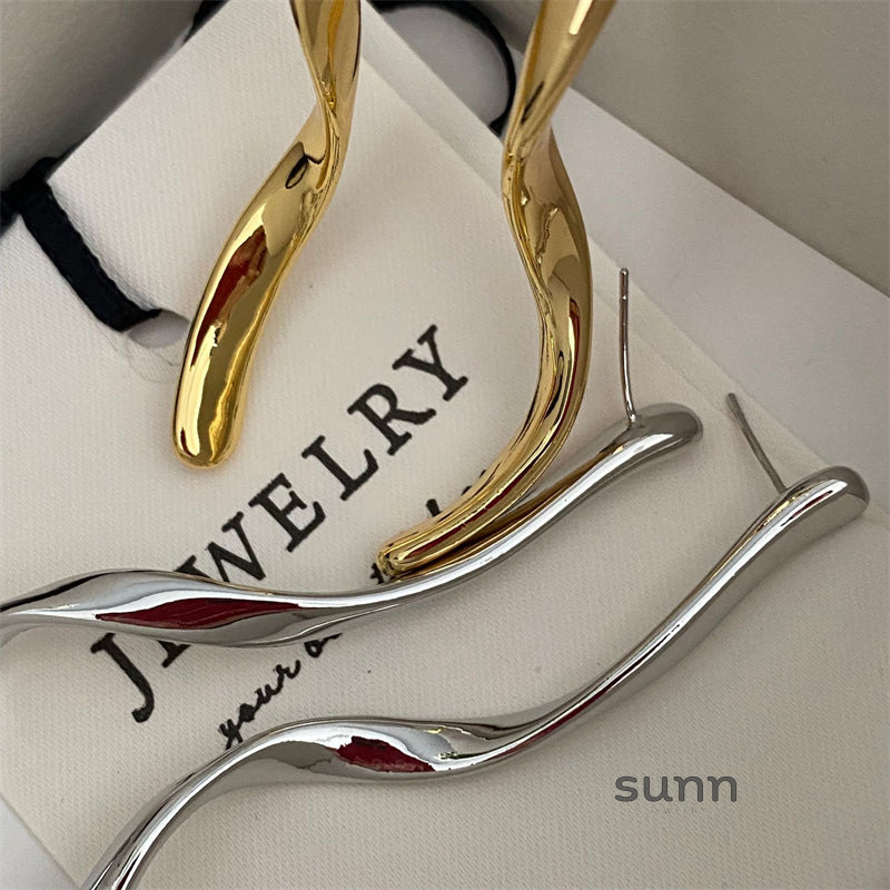 Ann Minimalist Curved Earrings [NEDVTSUT]