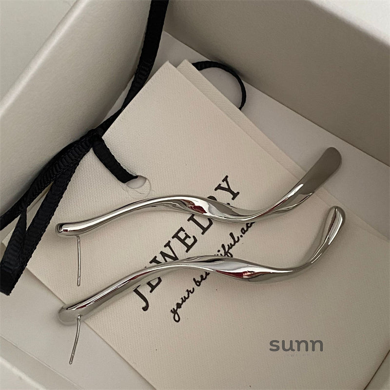 Ann Minimalist Curved Earrings [AU2GOVBE]