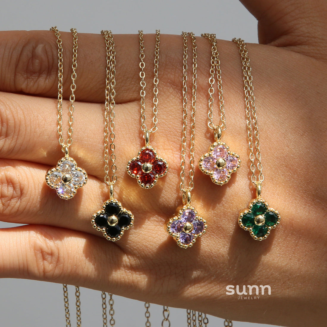 Annamae Clover Charm Necklace [Q6USWFM7]