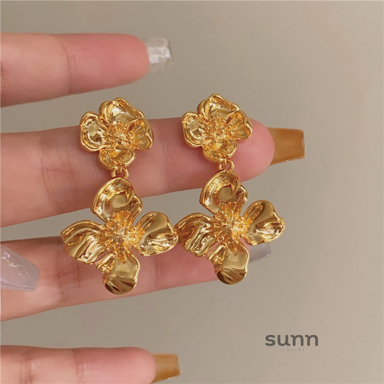 Annemarie Metal Floral Earrings [QFSSVCAS]