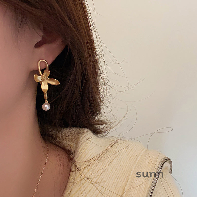 Anuhea Matte Gold Pearl Earrings [R4I0RETH]