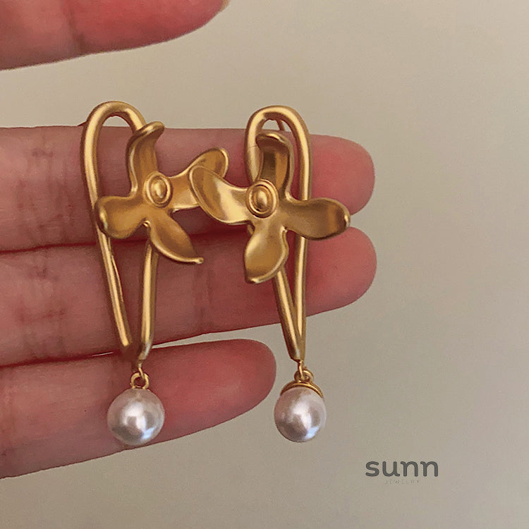 Anuhea Matte Gold Pearl Earrings [P01PHRG3]
