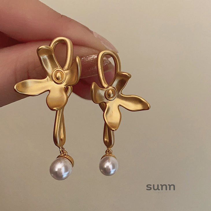 Anuhea Matte Gold Pearl Earrings [CAKIY7FZ]