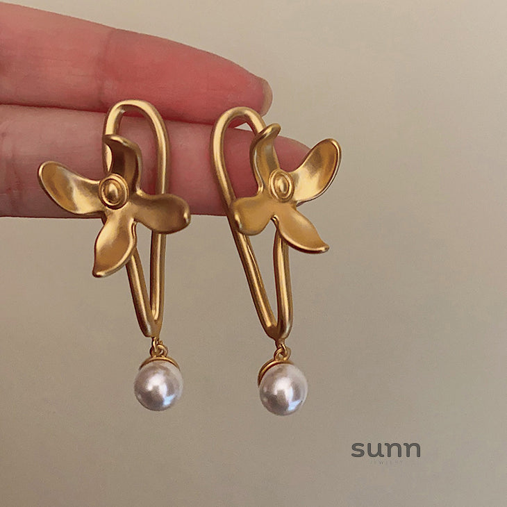 Anuhea Matte Gold Pearl Earrings [H72HSGU2]