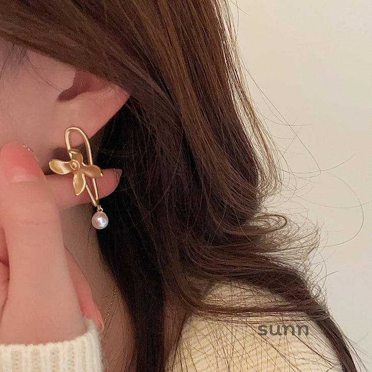 Anuhea Matte Gold Pearl Earrings [D1CWGK3D]
