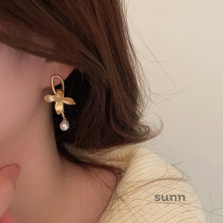 Anuhea Matte Gold Pearl Earrings [R3VB4HX7]