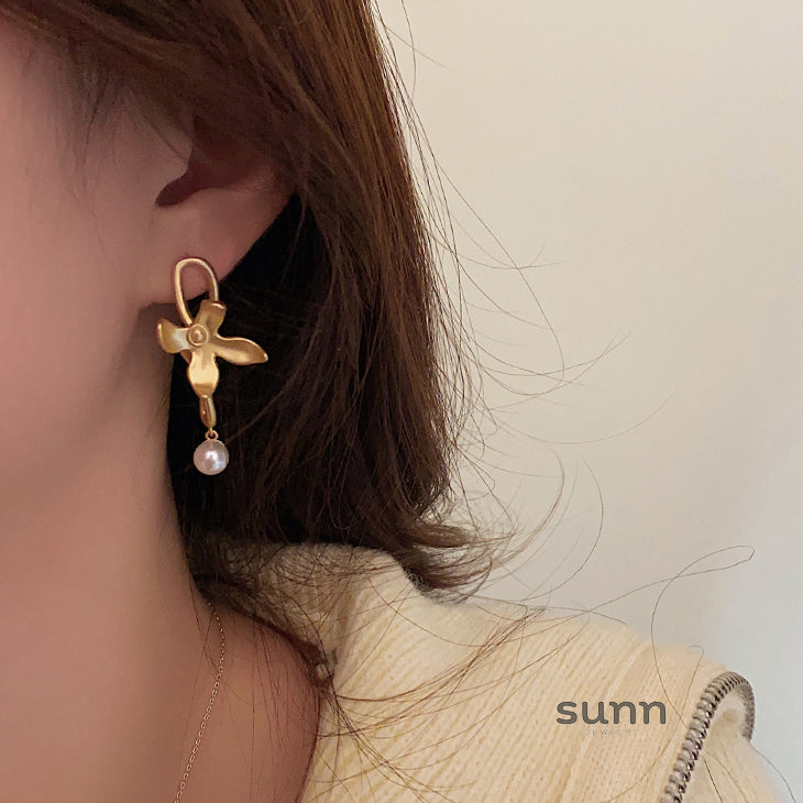 Anuhea Matte Gold Pearl Earrings [ZTT301GW]