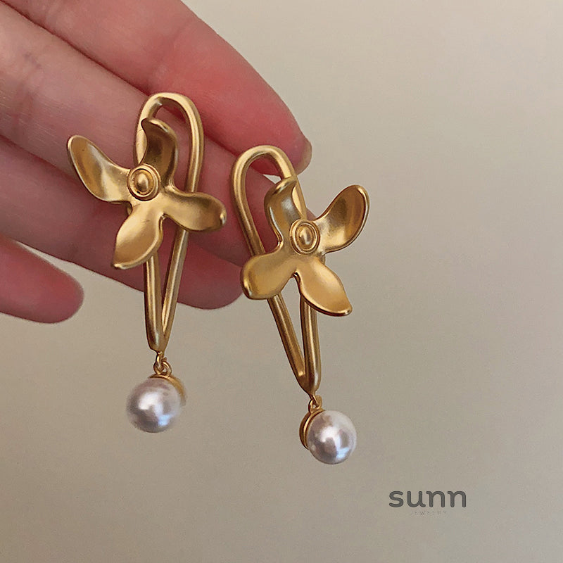 Anuhea Matte Gold Pearl Earrings [LMPM723C]