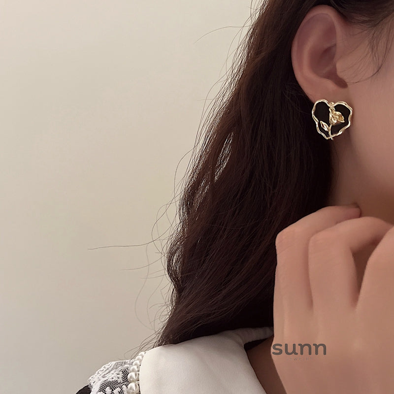 Anvitha Wavy Tulip Heart Earrings [WUA0TVC1]