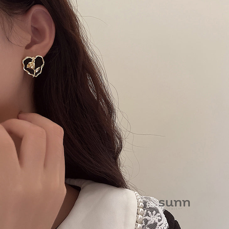 Anvitha Wavy Tulip Heart Earrings [79BG2HVL]