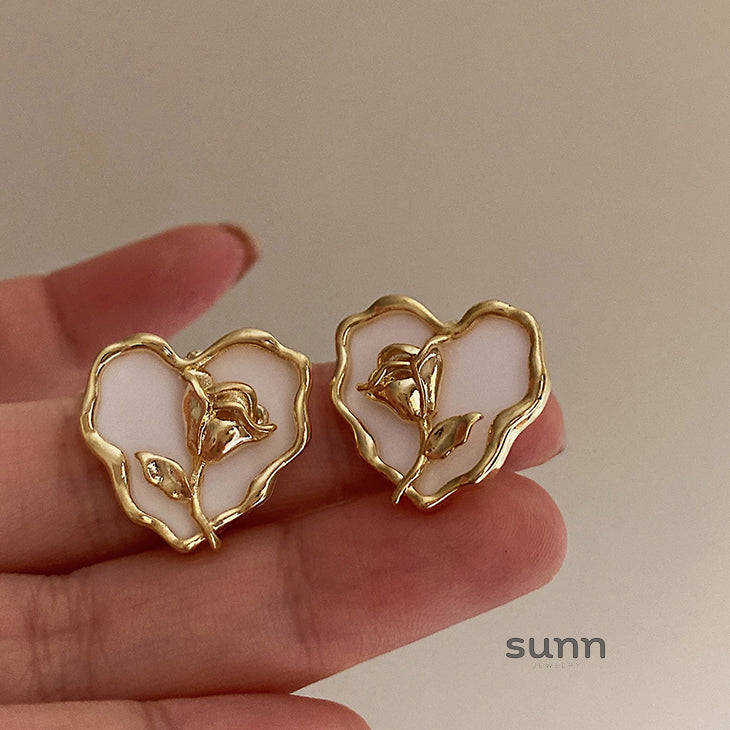 Anvitha Wavy Tulip Heart Earrings [6KBLC09F]