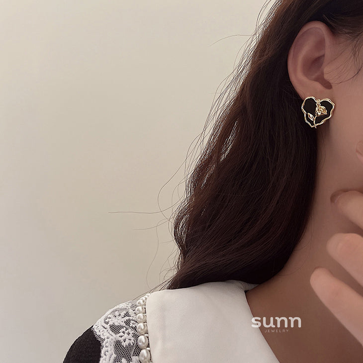 Anvitha Wavy Tulip Heart Earrings [W20MRJ5W]