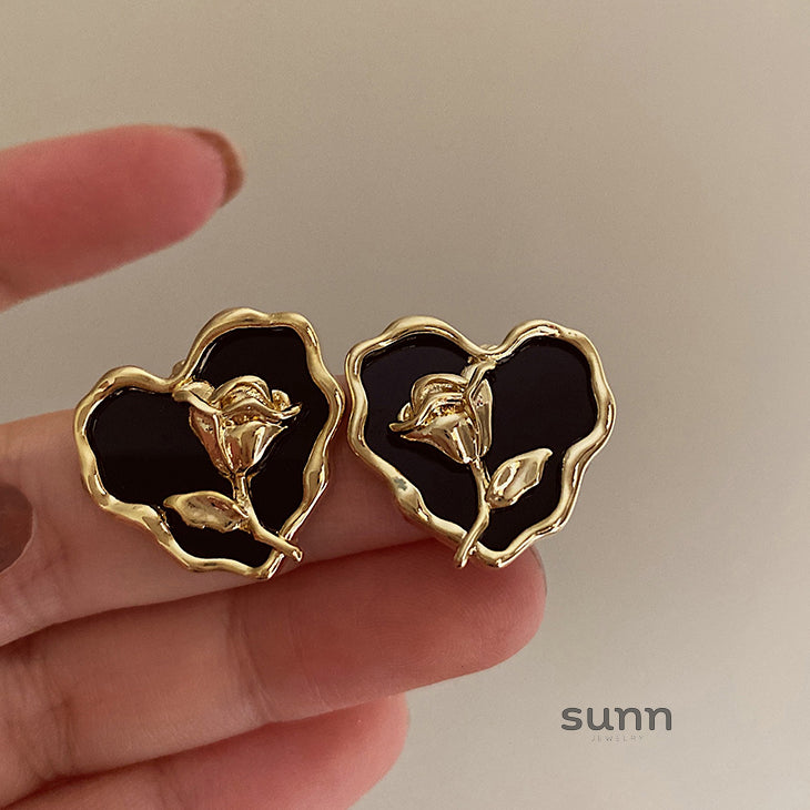 Anvitha Wavy Tulip Heart Earrings [C64NXUJA]